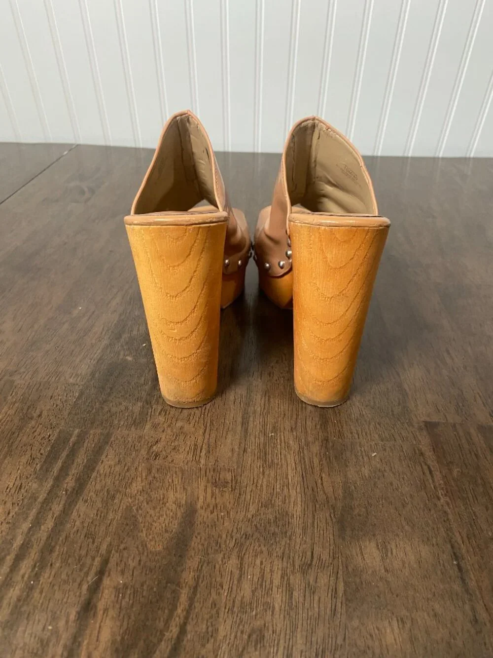 BCBG Karena Platform Clog Mules Tan Patent Studded Wooden Heel Y2K Size 10